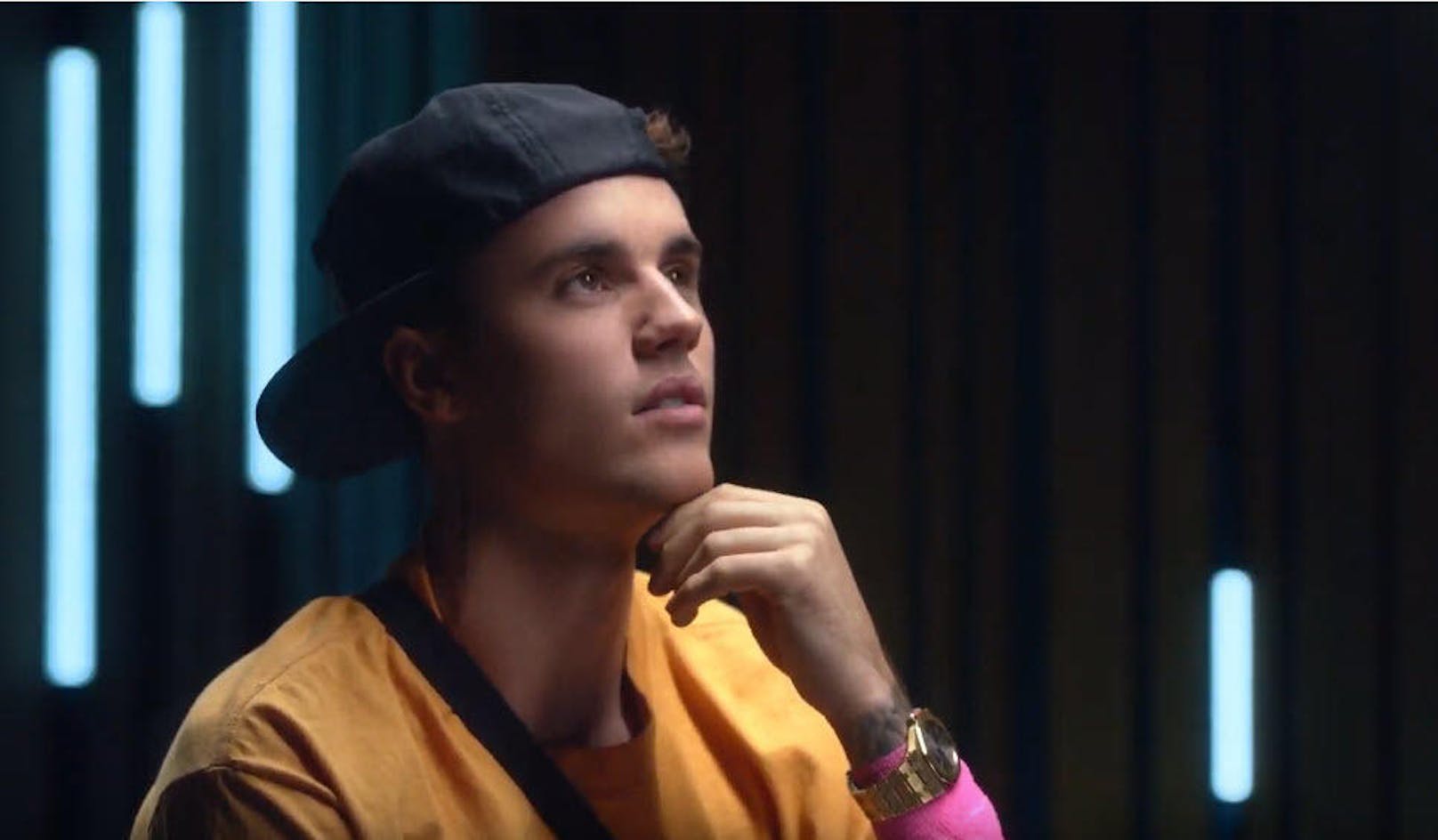 <i>"Ich glaube, wir haben alle mit etwas zu kämpfen"</i>, <b>Justin Bieber</b> in Denkerpose.