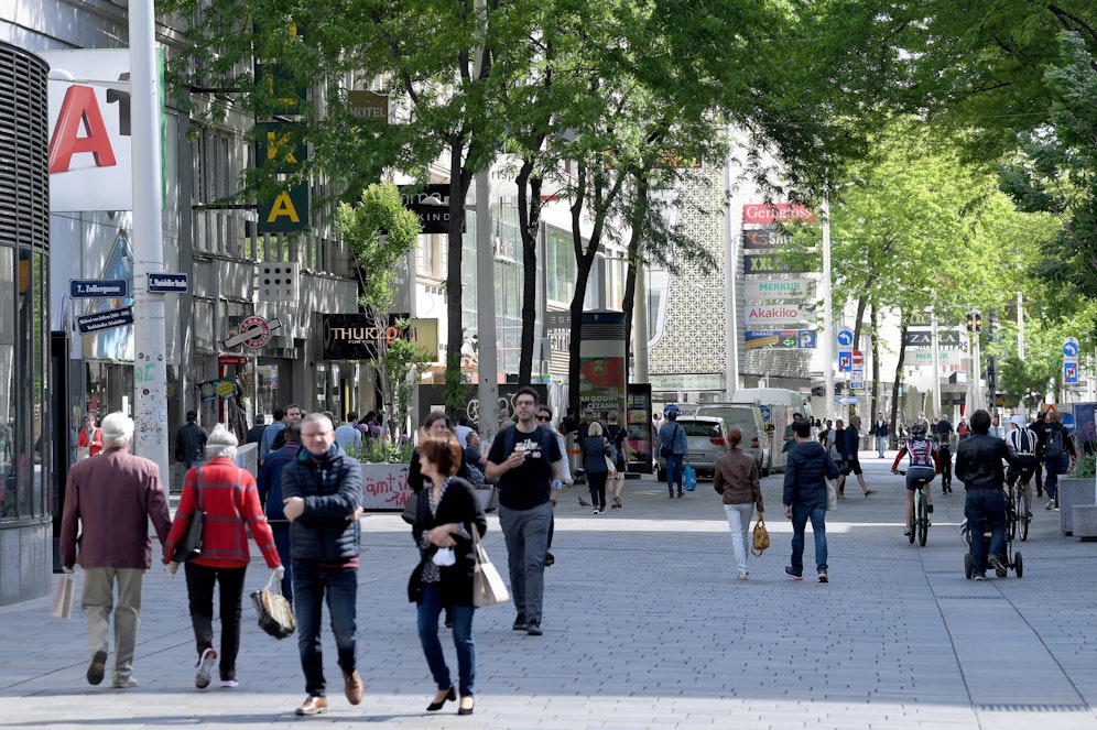 Auch in der Corona-Hochphase war das Verlassen der eigenen Wohnung zum Beine vertreten erlaubt. All jenen, die dabei 