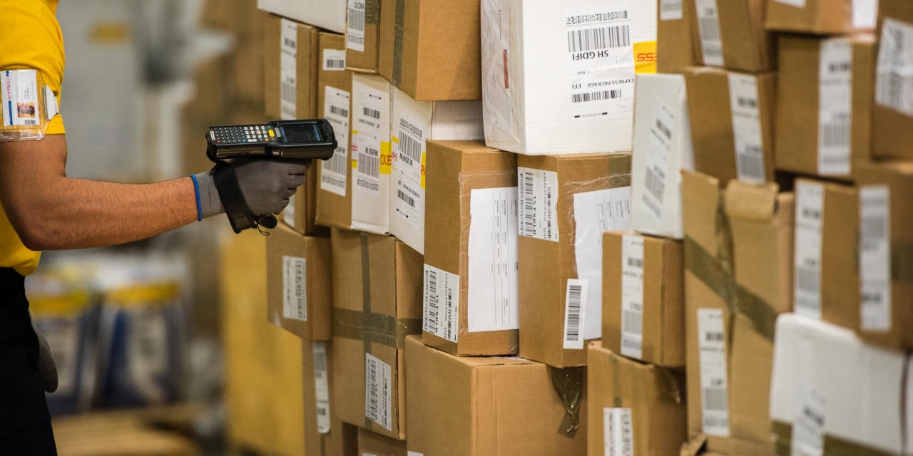 Das Bundesministerium für Finanzen (BMF) warnt erneut vor der Mail-Masche. Die betrügerischen E-Mails tragen den Betreff "Ihr Paket wird vom Zoll einbehalten".