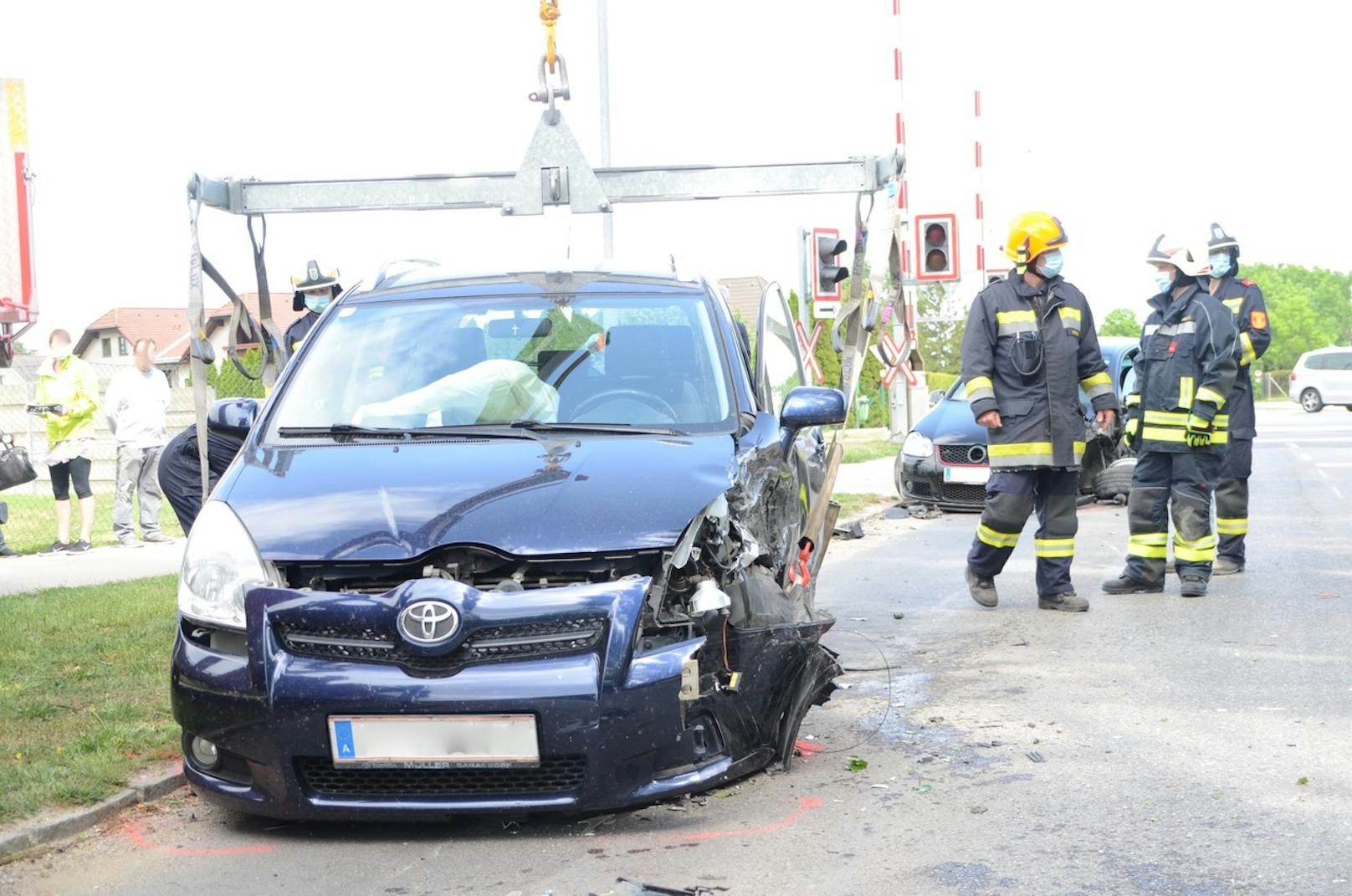 Unfall in Unterwaltersdorf: Feuerwehr barg Wrack