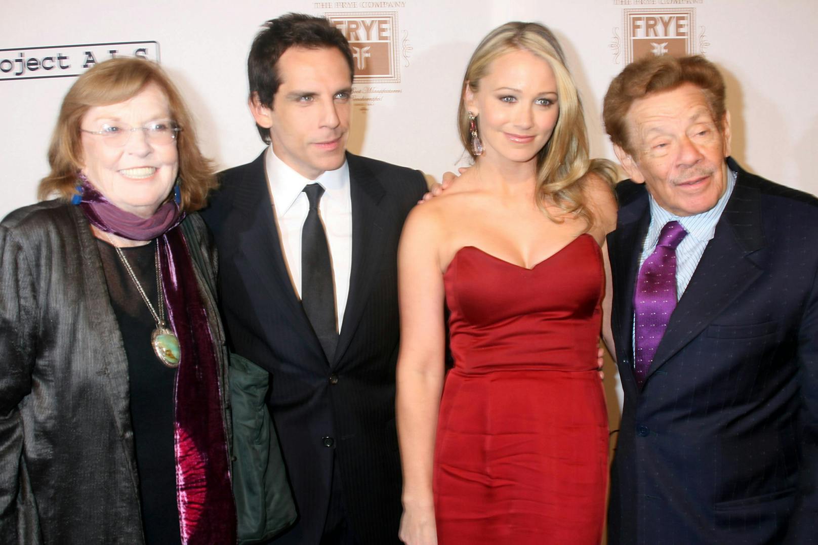 Jerry Stiller (r.) mit seiner Ehefrau Anne Meara (l.) sowie Sohn Ben Stiller und seine damalige Ehefrau Christine Taylor