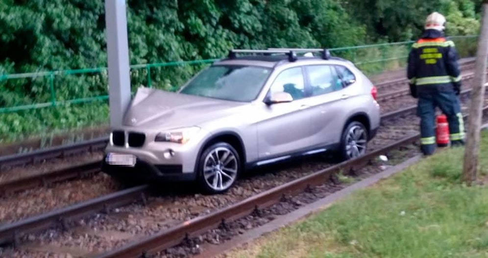 Das Auto steht mitten auf den Gleisen.