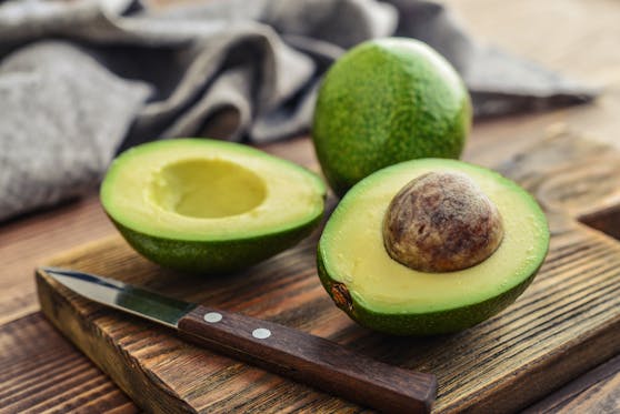 Auch eine Avocado sollte man vor dem Schneiden waschen, wie eine Studie herausgefunden hat.