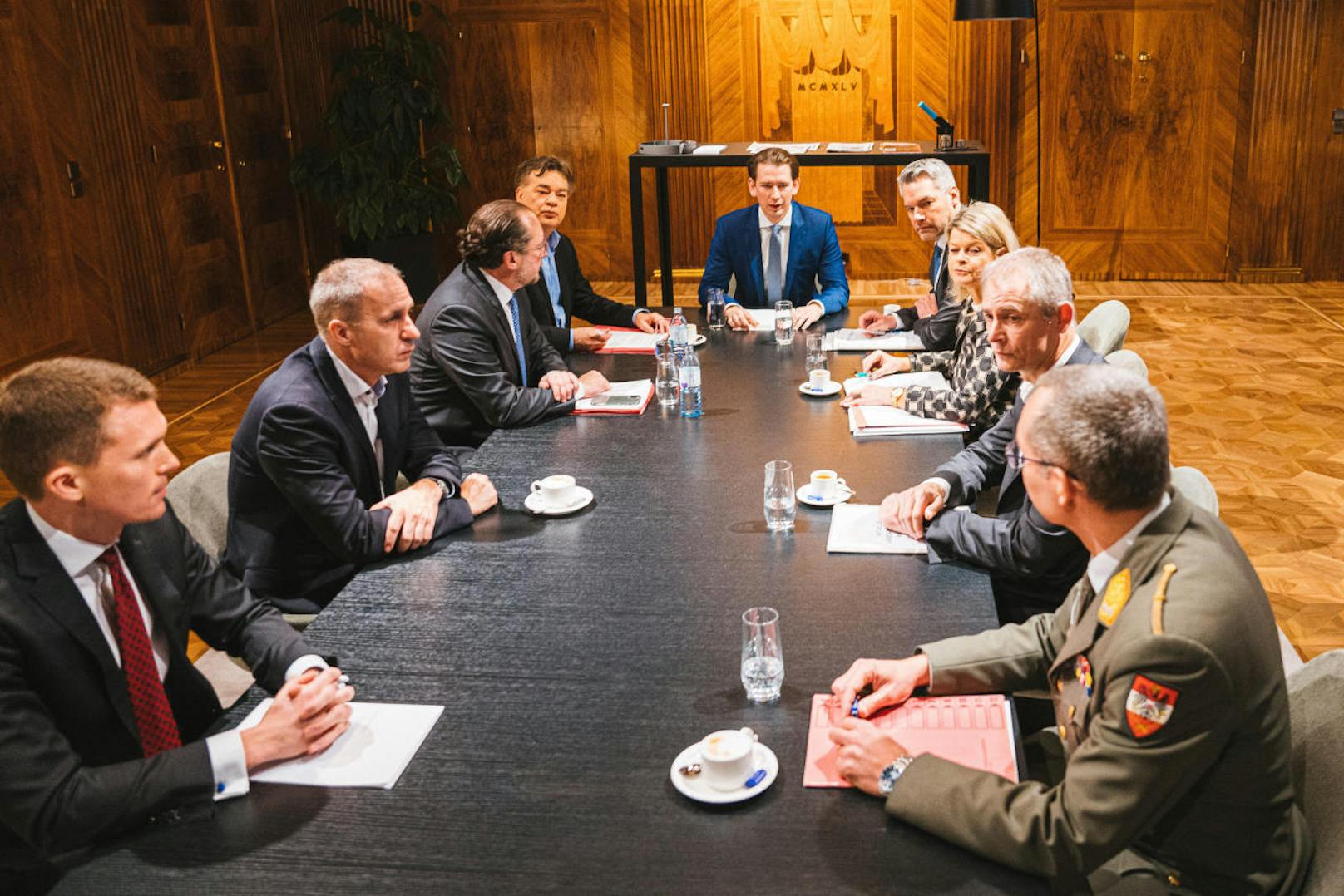 Am Dienstag gibt es ein Treffen mit Bundeskanzler Sebastian Kurz (ÖVP), Werner Kogler, Karl Nehammer, ÖVP-Außenminister Alexander Schallenberg und Verteidigungsministerin Klaudia Tanner (ÖVP) zur aktuellen Lage.