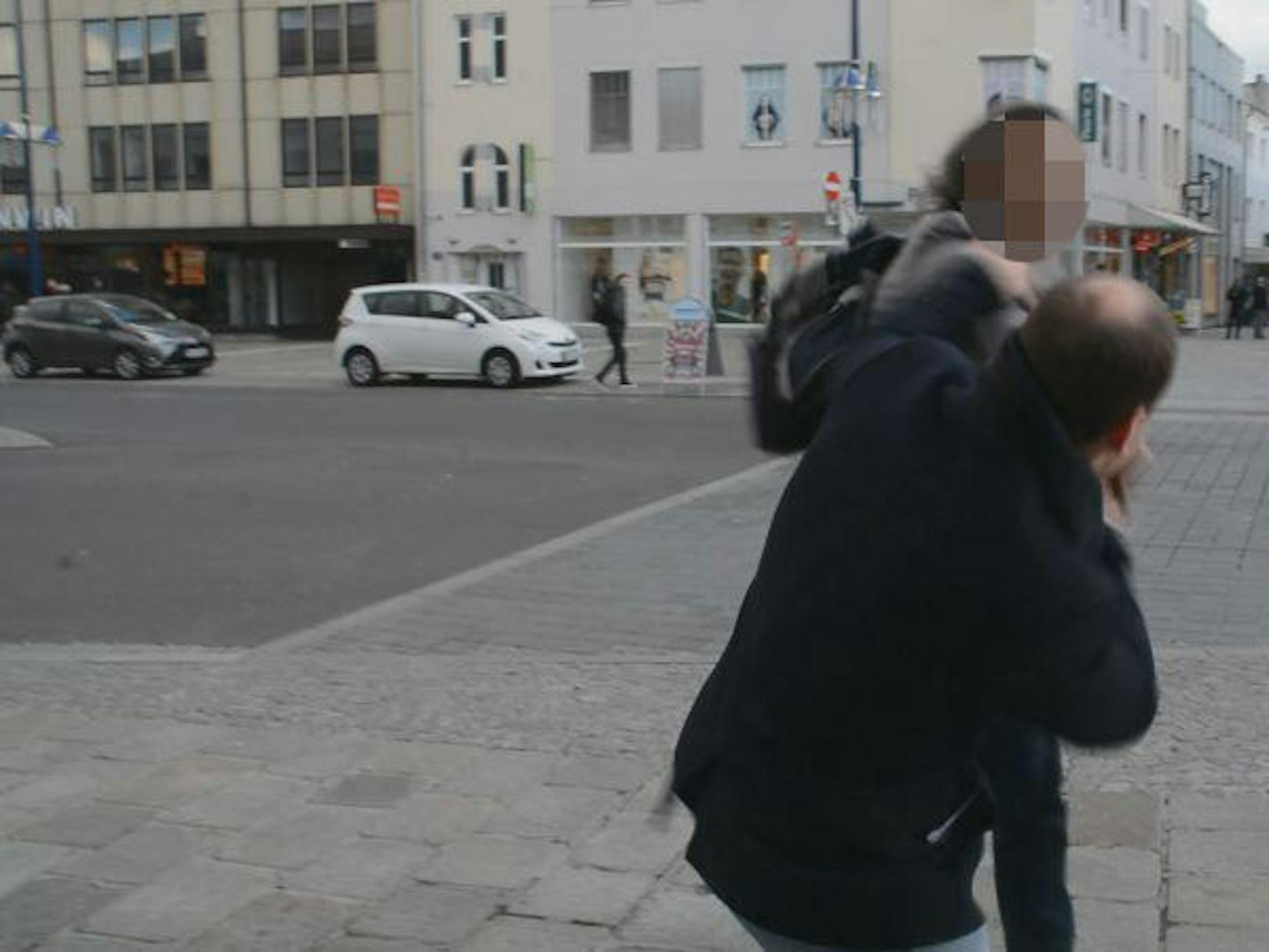 Das sind die schockierenden Bilder von der Prügelattacke in Wels: Rechts der Angreifer.