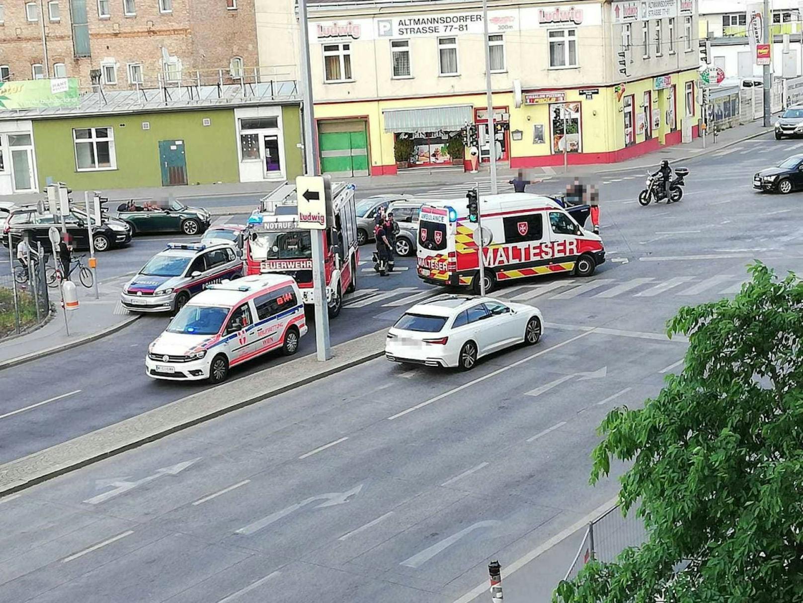 An der Kreuzung Altmannsdorfer Straße und Sagedergasse kam es zu dem Verkehrsunfall. Polizei, Feuerwehr und Rettung mussten ausrücken.