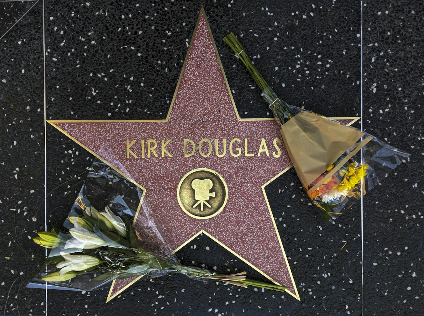 Fans legten Blumen für den verstorbenen Kirk Douglas auf dessen Stern am Walk of Fame in Hollywood nieder.