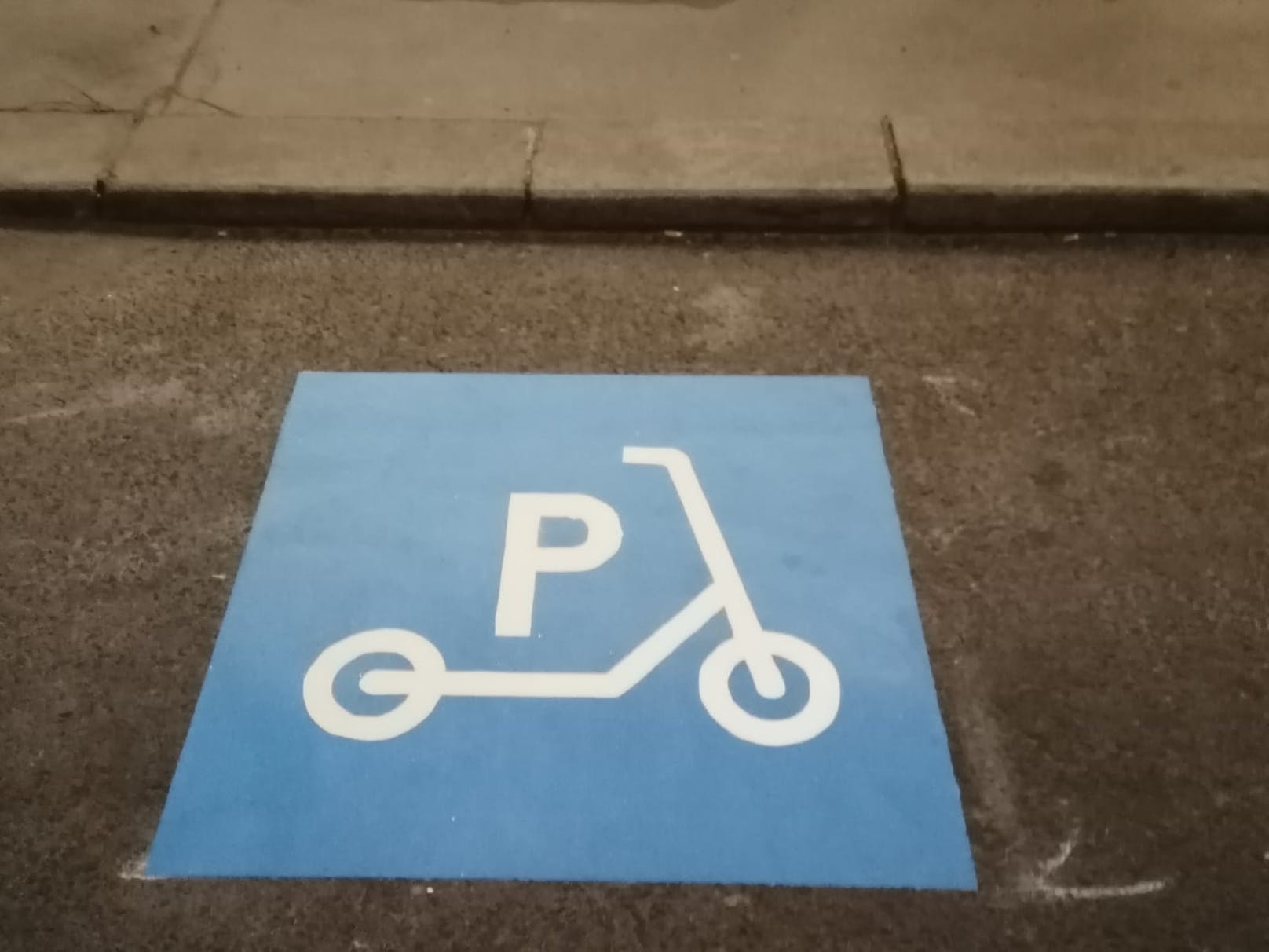 Scooter-Parkplätze sind seit letzter Woche im siebenten Bezirk aufgepoppt.