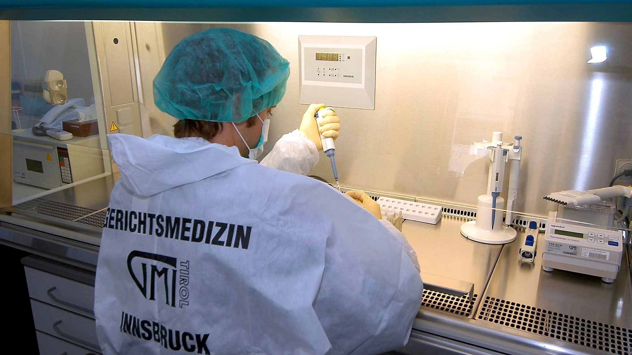 Blick in die DNA-Zentrale der Gerichtsmedizin Innsbruck am 4. Jänner 2005. Mittlerweile sind 31 DNA-Proben von vermissten Österreichern aus Sri Lanka geliefert worden. Ein Tsunami am 26. Dezember 2004 verwüstete Urlaubsparadiese in Thailand, Sri Lanka, Malediven und Indonesien und forderte tausende Todesopfer, darunter auch zahlreiche österreichische Touristen