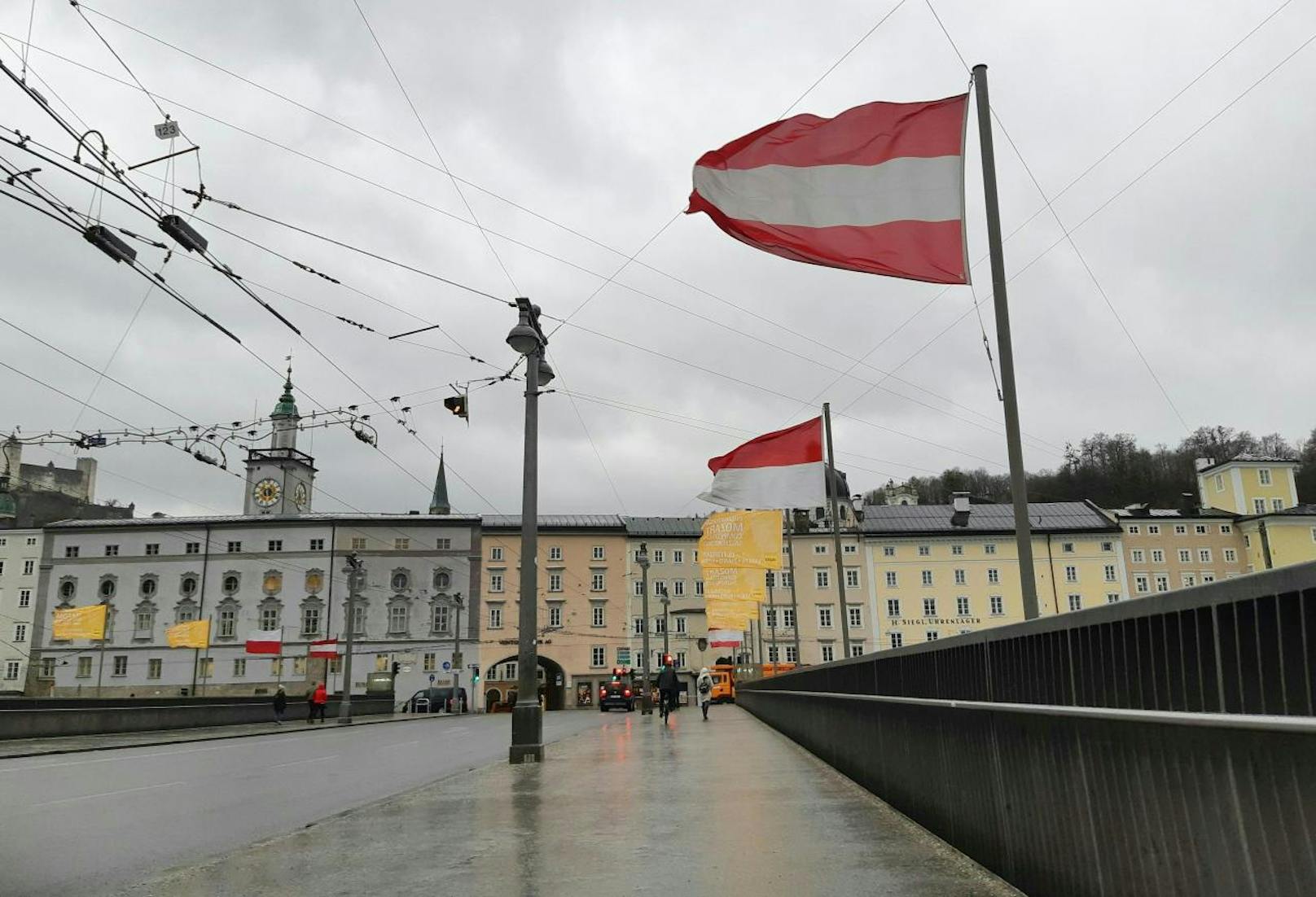 Die Staatsbrücke in Salzburg. Das Sturmtief wird in Österreich am Montag zu den Mittagsstunden den Höhepunkt erreichen und insbesondere in Nieder- und Oberösterreich für Spitzen von 100 km/h und darüber sorgen.