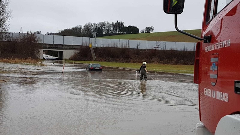 Bei Kematen am Innbach ignorierten Lenker die Straßensperren. (Foto: FF Kematen am Innbach)