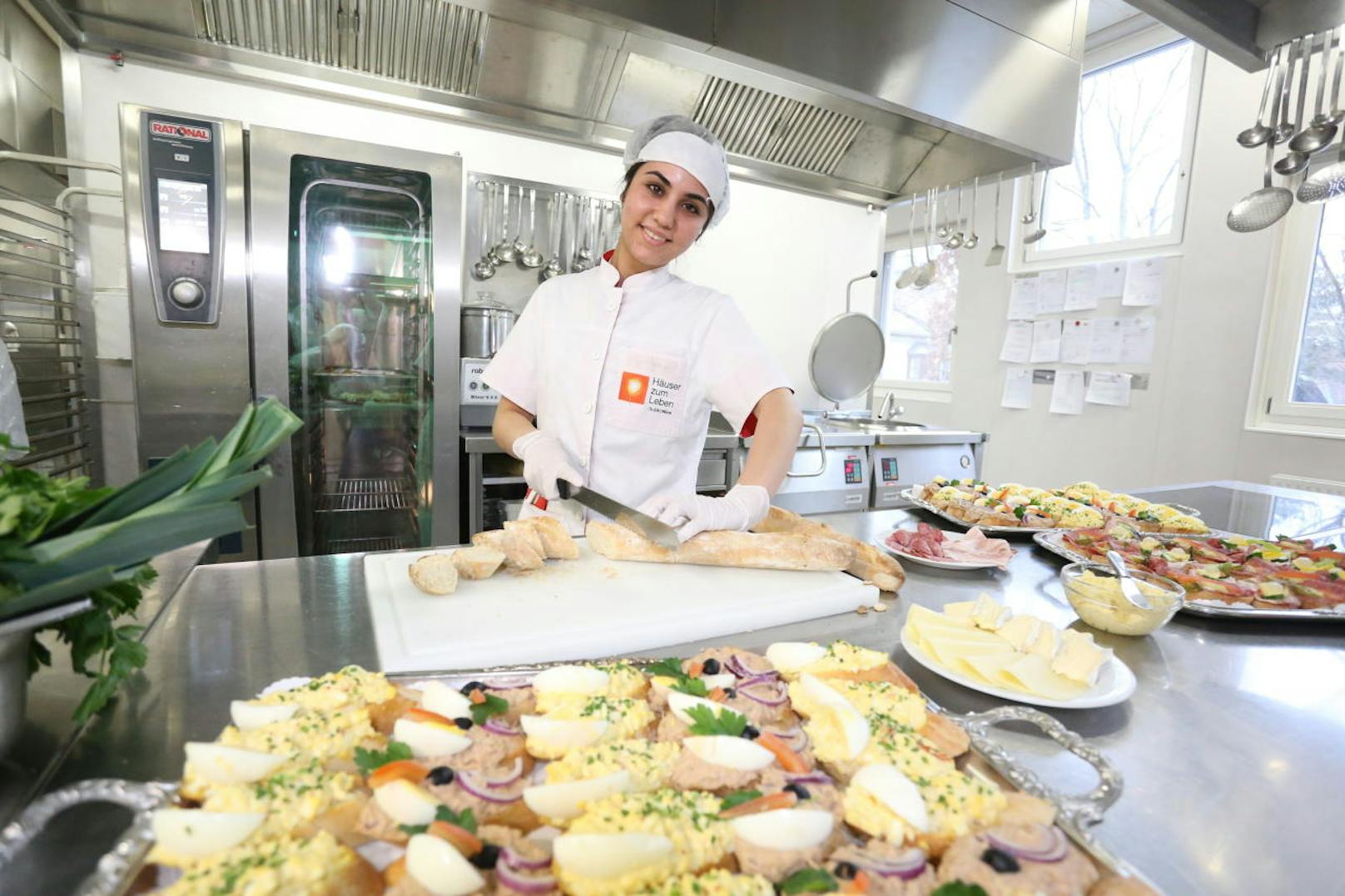 Ein neues Angebot des Kuratorium Wiener Pensionisten-Wohnhäuser soll Flüchtlinge fit für Gastro-Jobs machen. Subhia (19) ist eine von ihnen.