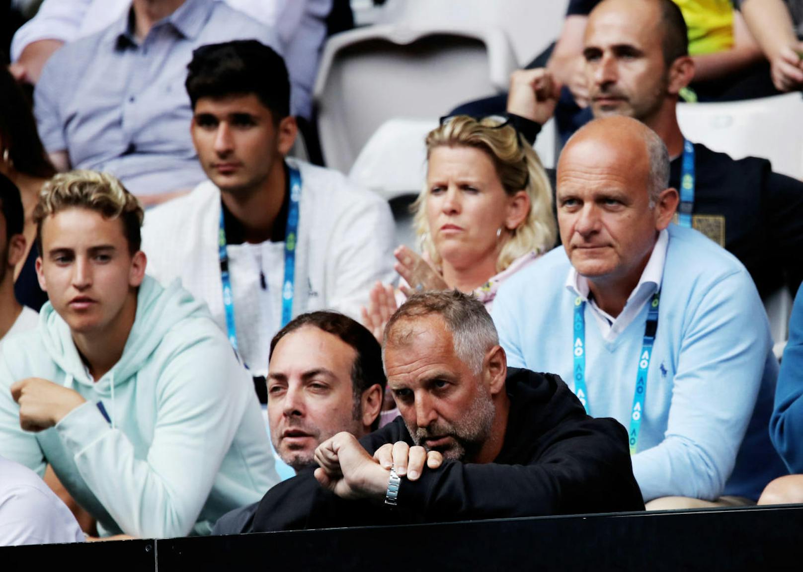 Im Vordergrund Thomas Muster - er wurde als Trainer während den Australian Open ausgemustert. Im hellblauen Hemd rechts über ihm Manager Herwig Straka. Ganz links Bruder Moritz Thiem, links neben Muster Trainer Nicolas Massu, dahinter Karin Thiem.