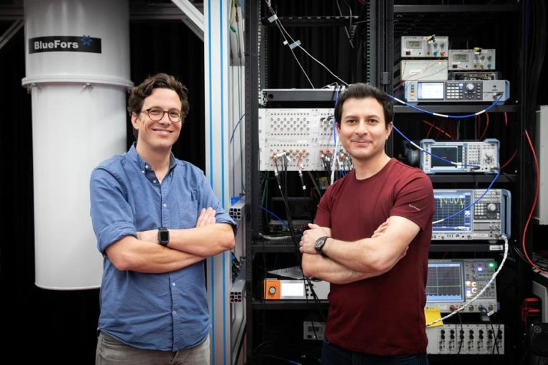 Die IST Austria Physiker Shabir Barzanjeh (Erstautor) und Johannes Fink (Gruppenleiter & Co-Autor)