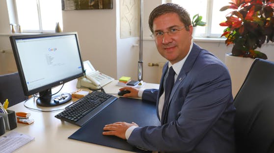 Der Welser Bürgermeister Andreas Rabl (FPÖ) glaubt zwar nicht, dass Wels "Rot" wird, aber dennoch bereitet man sich darauf vor.