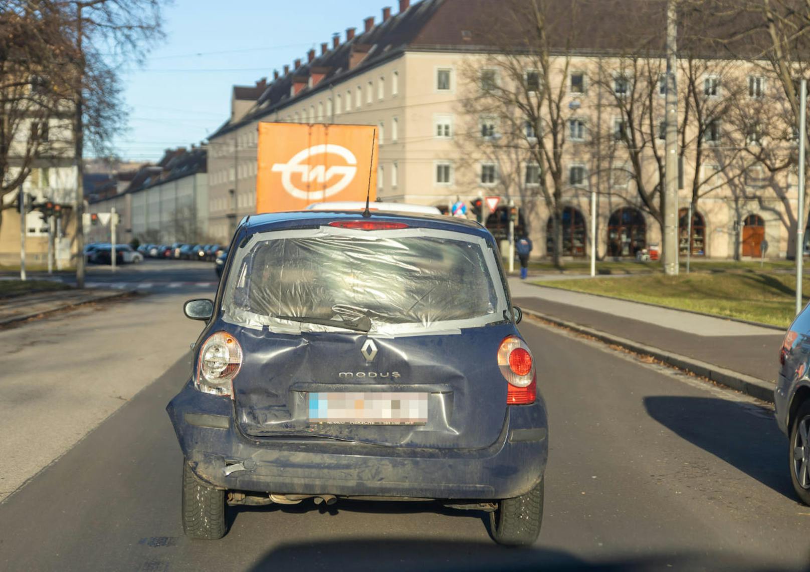 In Linz-Urfahr kurvte ein stark demolierter Kleinwagen durch die Straßen.