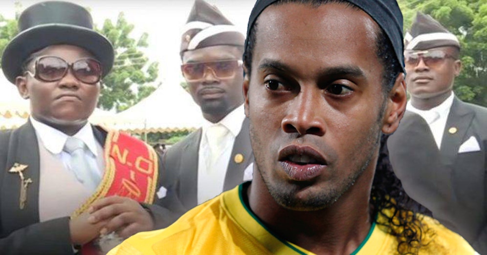 Ronaldinho und die Sargträger. Links im Bild der Chef der Tänzer: Benjamin Aidoo.