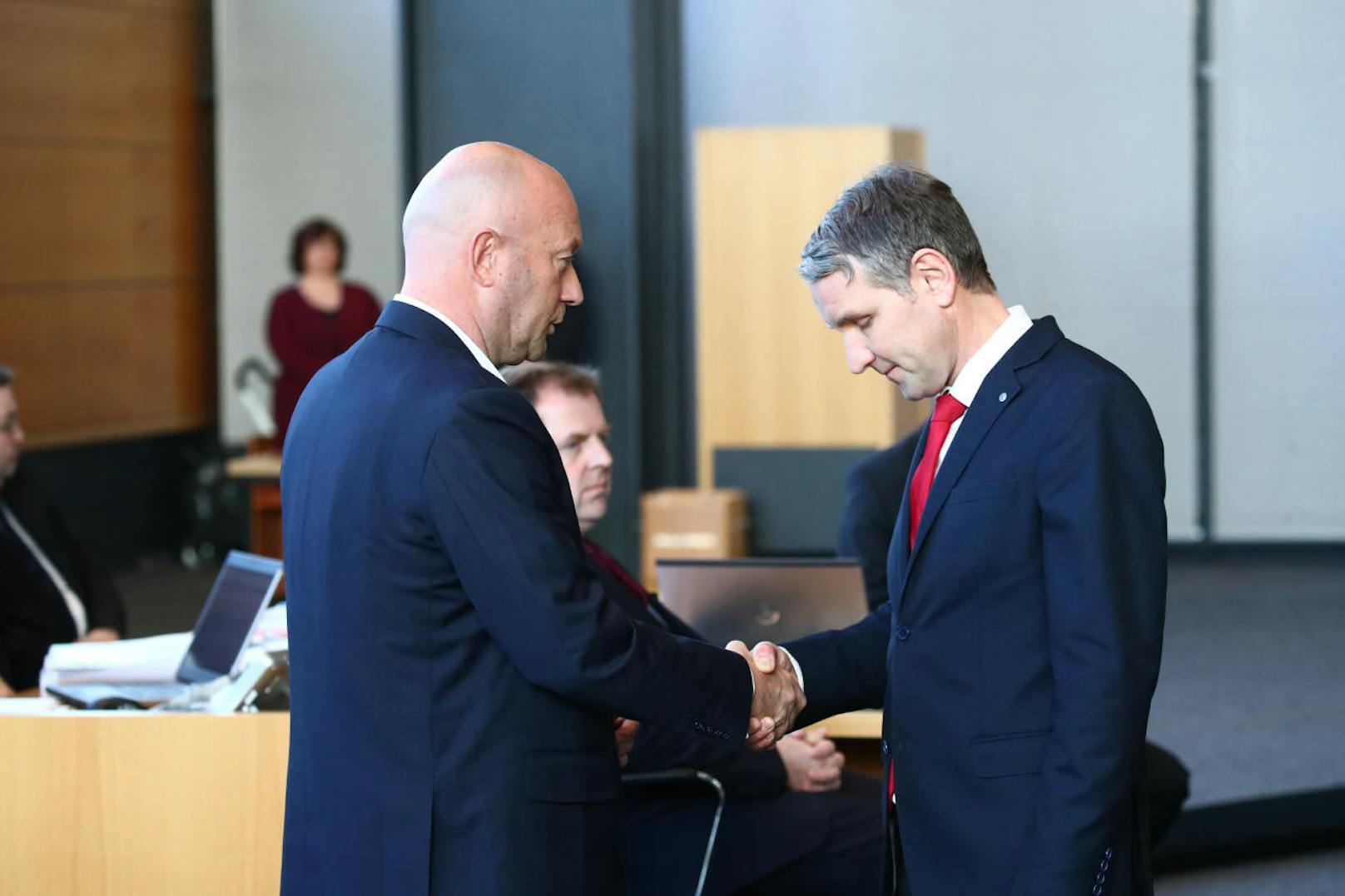 FDP-Politiker Thomas Kemmerich (links) wurde am 5. Februar 2020 überraschend zum neuen Regierungschef in Thüringen gewählt. Im Bild schüttelt der neugewählte Ministerpräsident dem Thüringer AfD-Fraktionschef Björn Höcke die Hand.