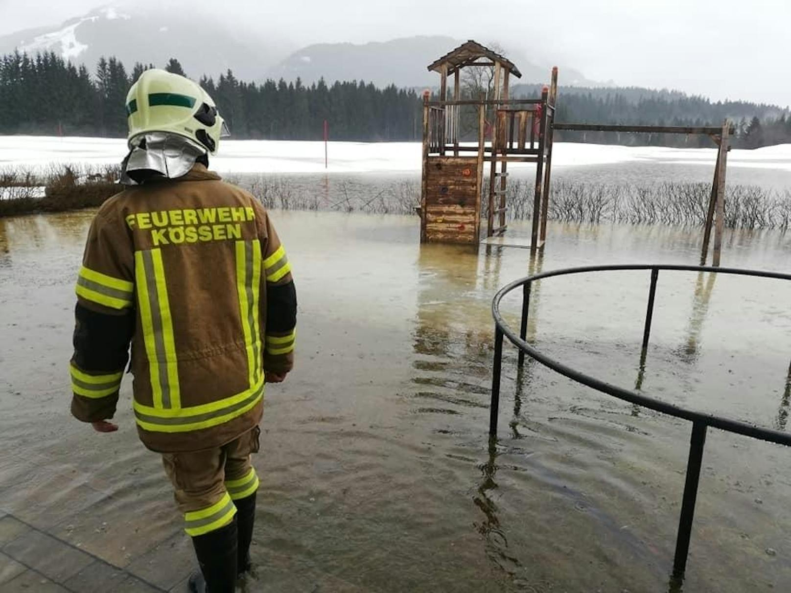 Im Unterland machen Überschwemmungen den Einsatzkräften zu schaffen.