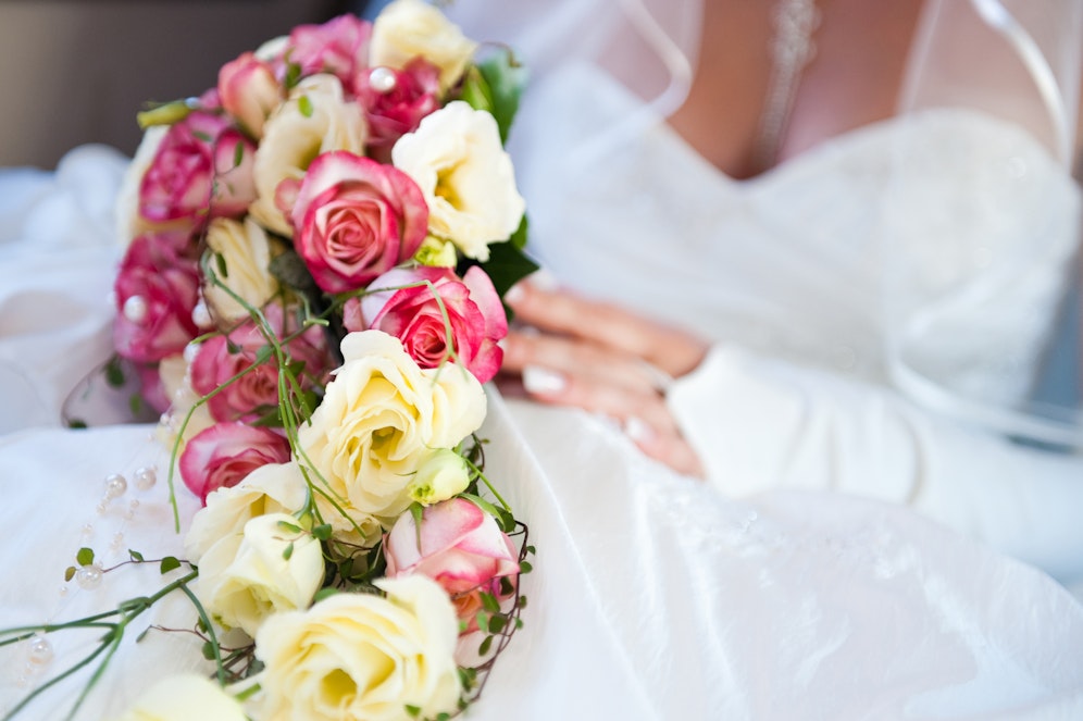 Eine Braut mit Brautstrauß. Symbolbild