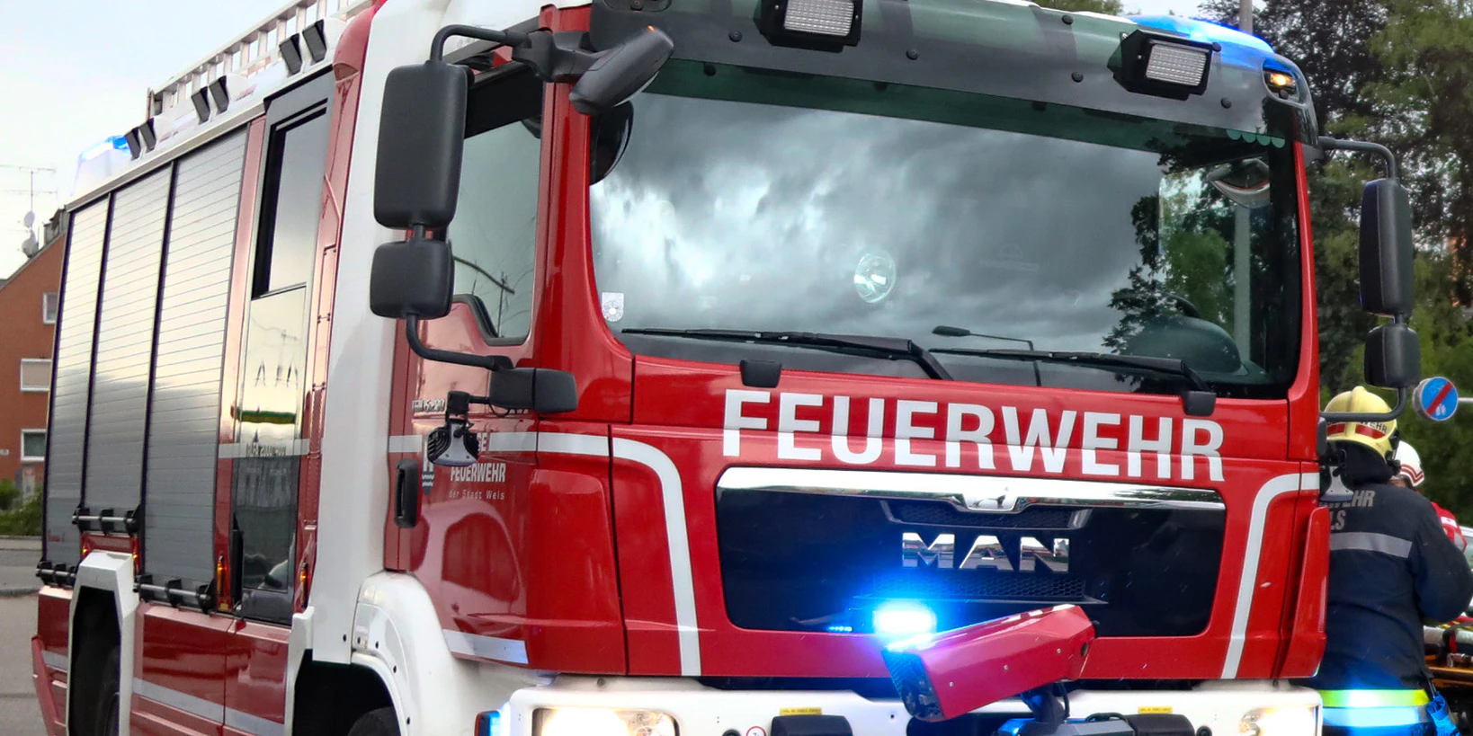 Sturmböen rissen den Ast eines Baumes am Parkplatz vor dem Welser Hauptbahnhof ab. Der Ast stürzte auf einen Kleinlaster. Der Fahrer musste von der Feuerwehr geborgen werden.