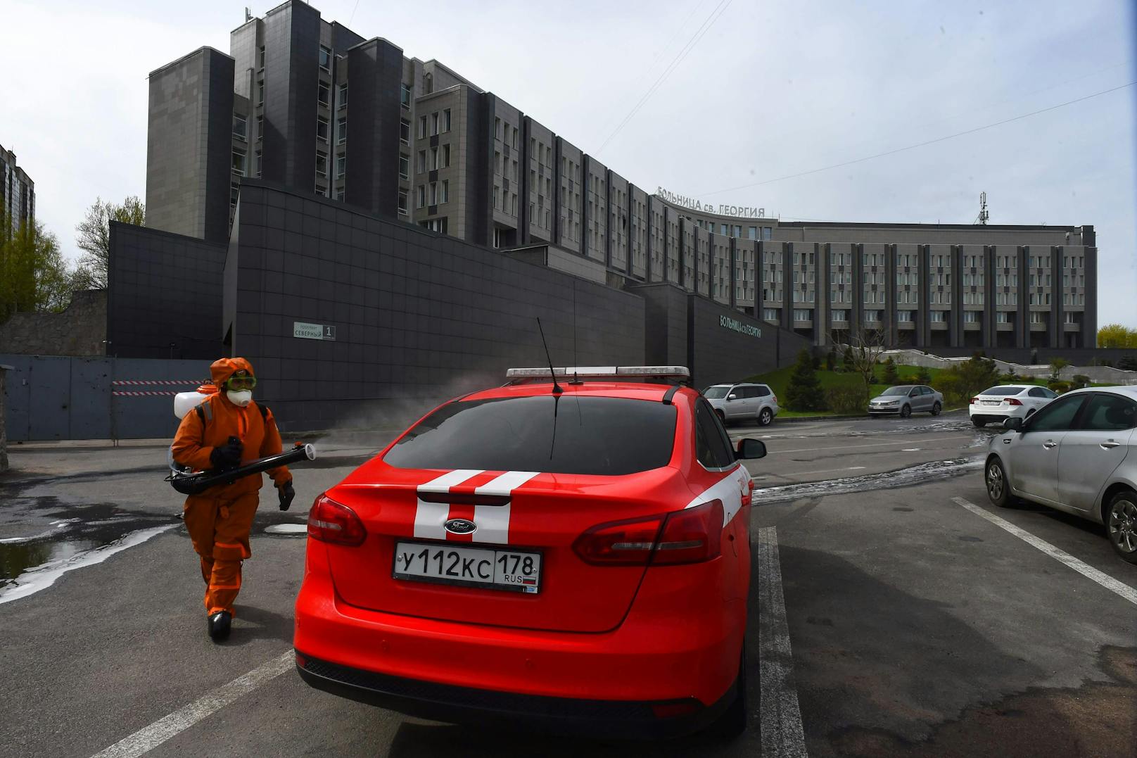Fotos des Löscheinsatzes bei einem tödlichen Brand auf der Intensivstation eines Krankenhauses in St. Petersburg, Russland, am 12. Mai 2020
