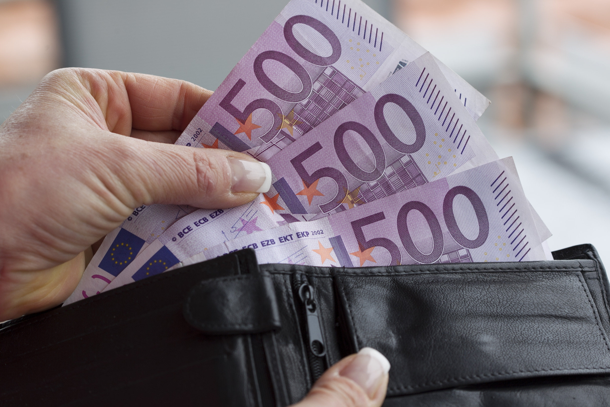 Download von www.picturedesk.com am 12.05.2020 (08:52).  13.05.2016, Winden, GER, 500 Euro Schein wird abgeschafft, im Bild 500 Euro Scheine. Die 500-Euro-Banknote wird nicht mehr gedruckt. Bereits im Umlauf befindliche Scheine sollen ihre G�ltigkeit behalten. Ziel ist laut EZB die �Terrorbek�mpfung�, ein Ende des Bargelds sei nicht geplant. // The 500-euro banknote is no longer printed. already existing in circulation notes are still valid. The aim is, according to the ECB "fighting terrorism", one end of the cash was not planned at. in Winden, Germany on 2016/05/13. EXPA Pictures � 2016, PhotoCredit: EXPA/ Eibner-Pressefoto/ Fleig *****ATTENTION - OUT of GER***** - 20160513_PD15515