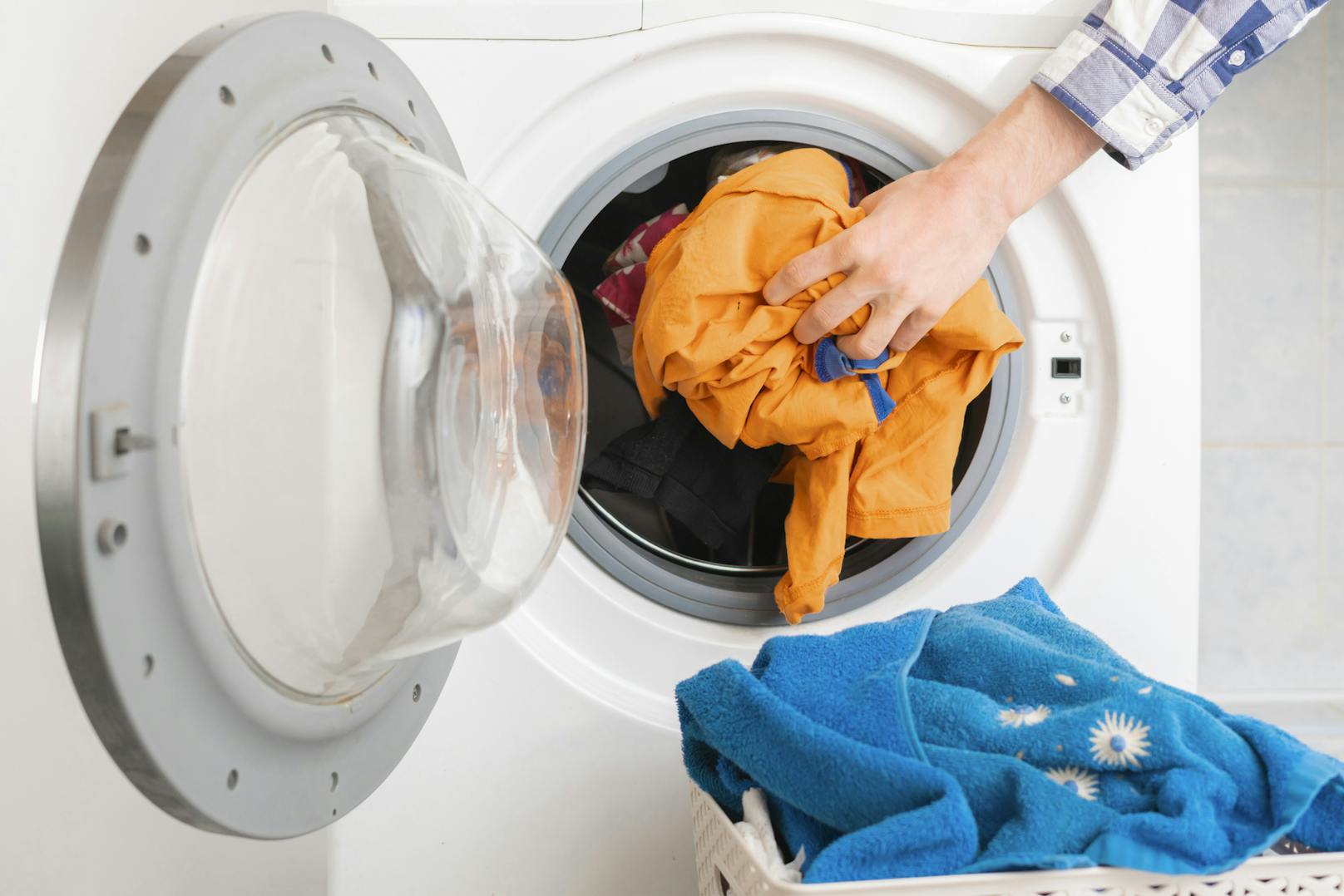Die Waschmaschine sollte komplett gefüllt, die maximale Füllmenge jedoch nicht überschritten werden. Überfüllung reduziert die Waschwirkung, Unterfüllung beansprucht das Gewebe stark.