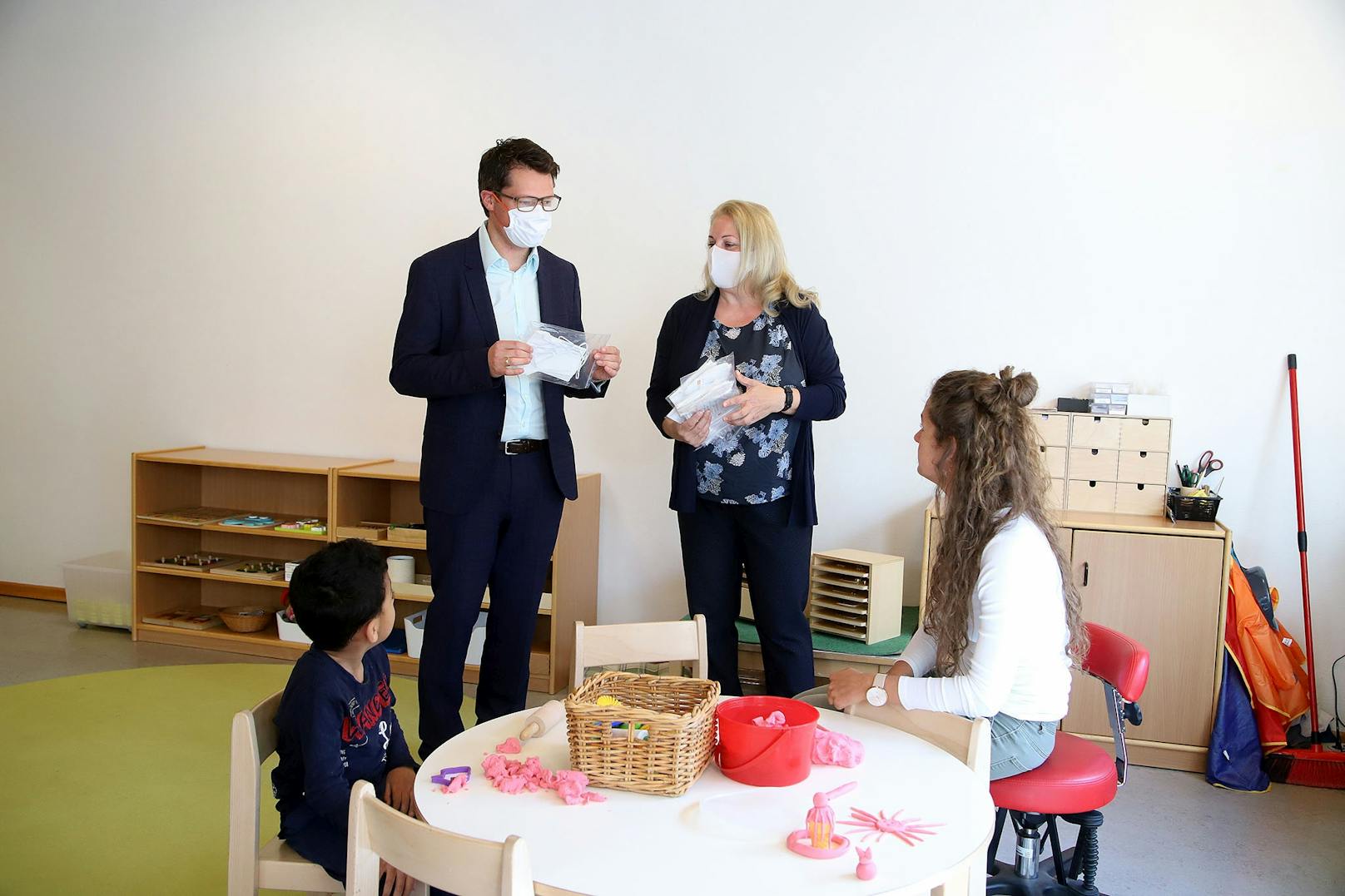 Erst vergangene Woche ließ Bildungsstadtrat Jürgen Czernohorszky und Daniela Cochlar (Leiterin MA 10) Wiens Kindergärten mit Masken ausstatten.