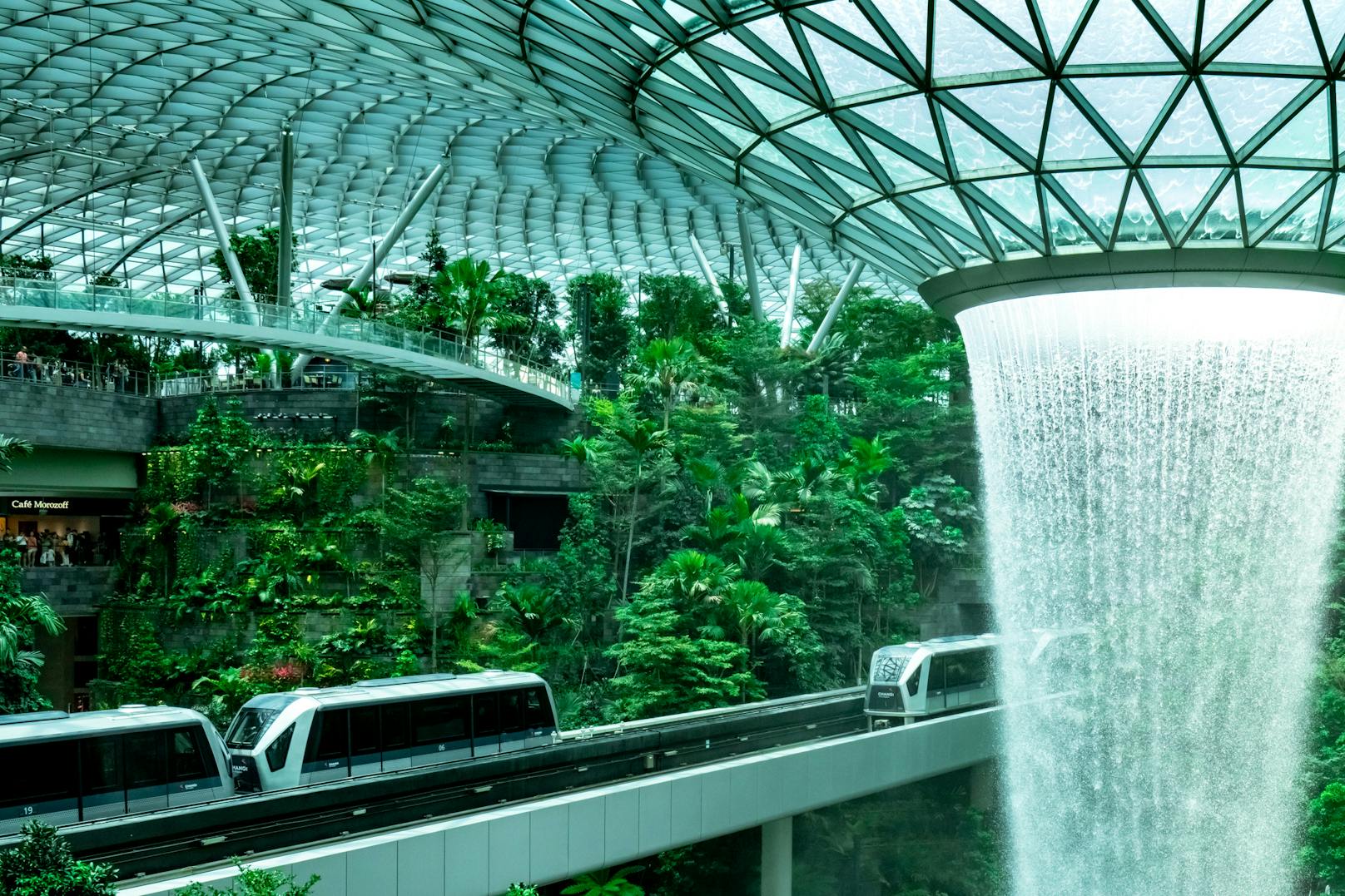 Kein Wunder, dass der Flughafen von Singapur immer wieder auf Platz 1 landet, schließlich erinnert er an ein Paradies.