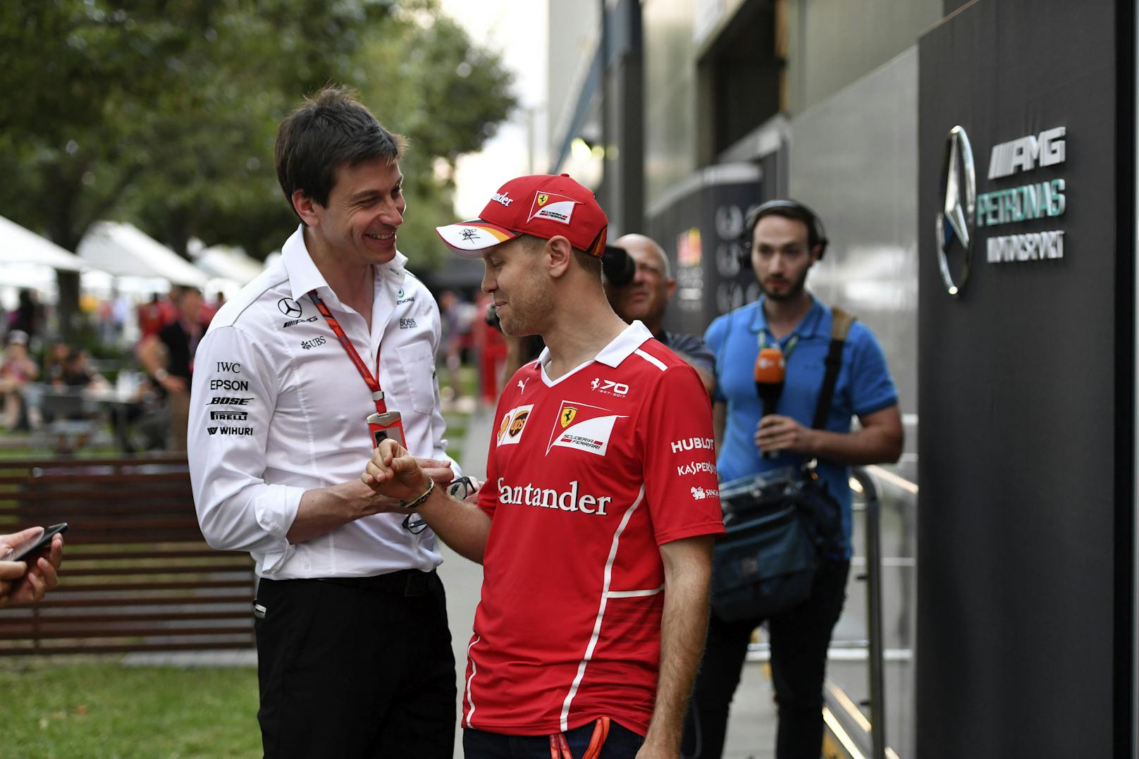 Sebastian Vettel und Mercedes-Boss Toto Wolff, der Anteile an Aston Martin besitzt.
