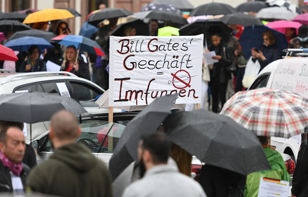 Auf Demos gegen die Corona-Maßnahmen werden regelmäßig im großen Stil Verschwörungstheorien verbreitet.