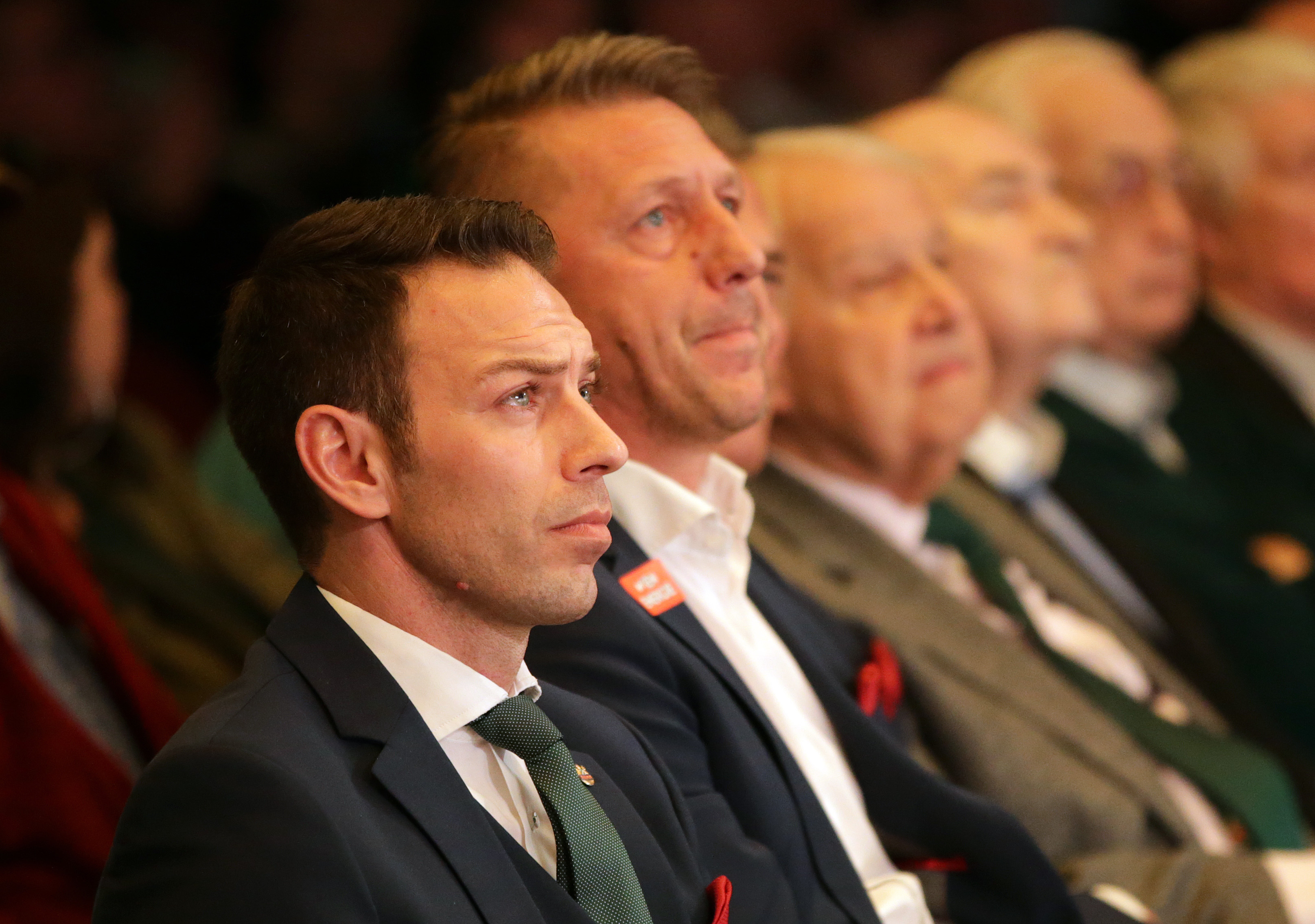 Im Vordergrund Geschäftsführer Christoph Peschek (Wirtschaft), dahinter Zoran Barisic (Sport).&nbsp;