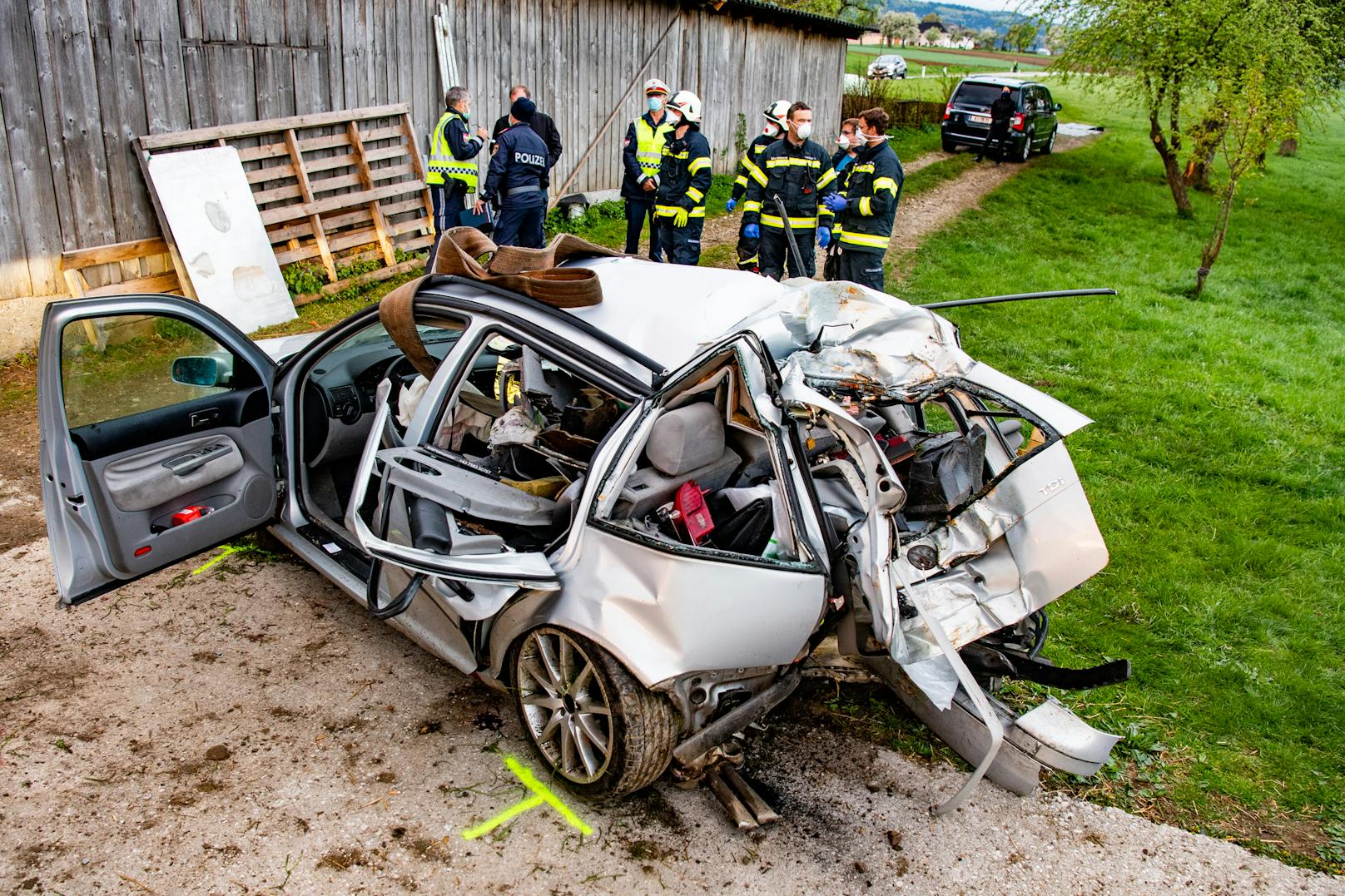 Das zerstörte Auto.