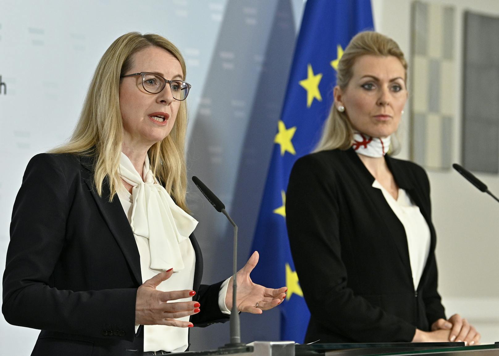 Wirtschaftsministerin Margarete Schramböck und Arbeitsministerin Christine Aschbacher (beide ÖVP) bei einer gemeinsamen Pressekonferenz