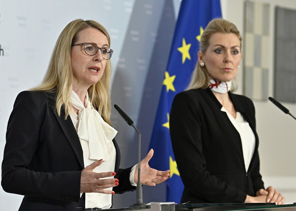 Wirtschaftsministerin Margarete Schramböck und die zurückgetretene Arbeitsministerin Christine Aschbacher (beide ÖVP)