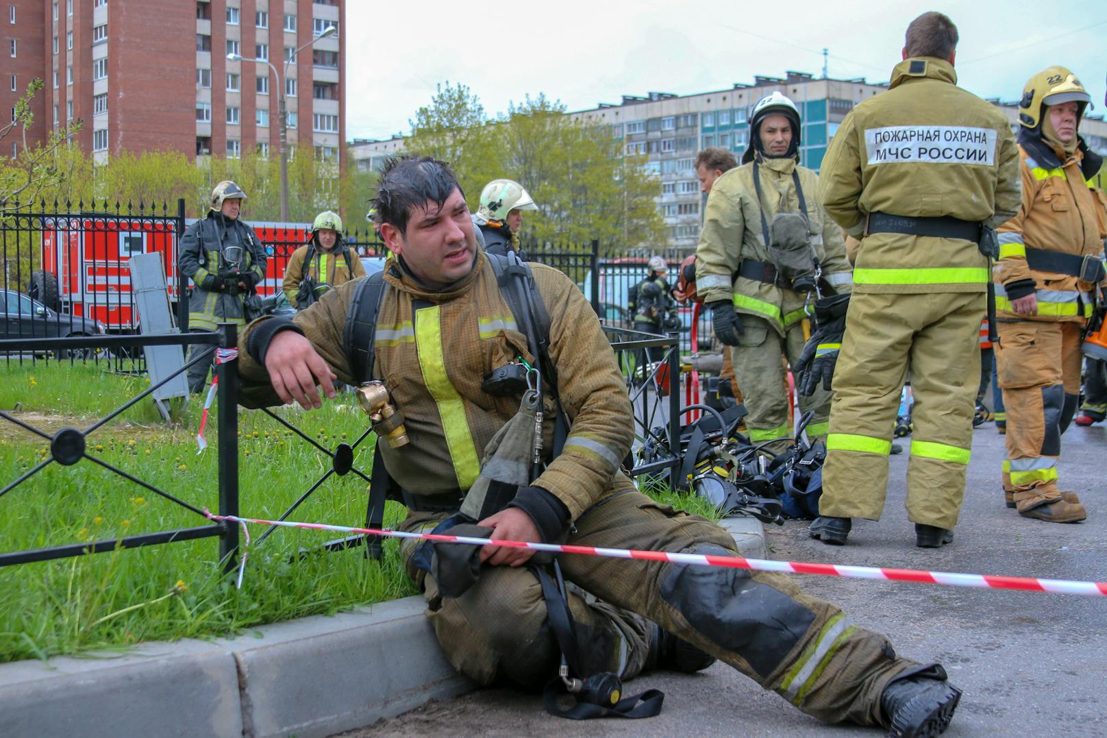 Fotos des Löscheinsatzes bei einem tödlichen Brand auf der Intensivstation eines Krankenhauses in St. Petersburg, Russland, am 12. Mai 2020