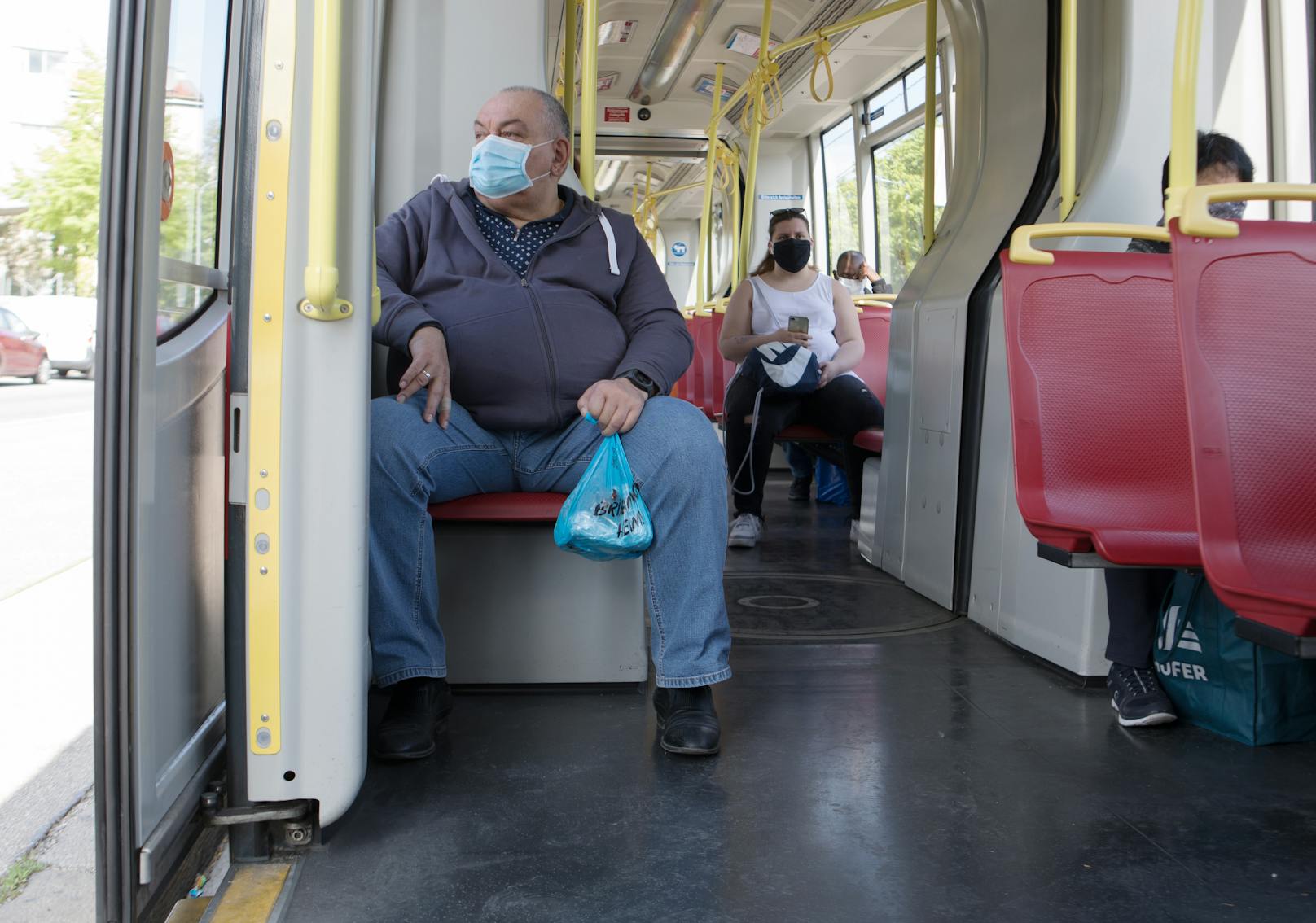 In den öffentlichen Verkehrsmitteln sind Schutzmasken Pflicht.