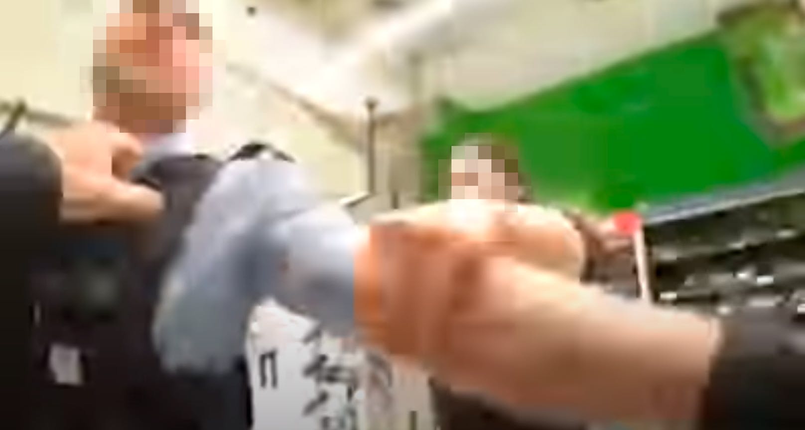 Ein Maskenverweigerer lieferte sich am 9. Mai 2020 in einem Supermarkt in Troisdorf (NRW) eine blutige Schlägerei mit der Polizei.