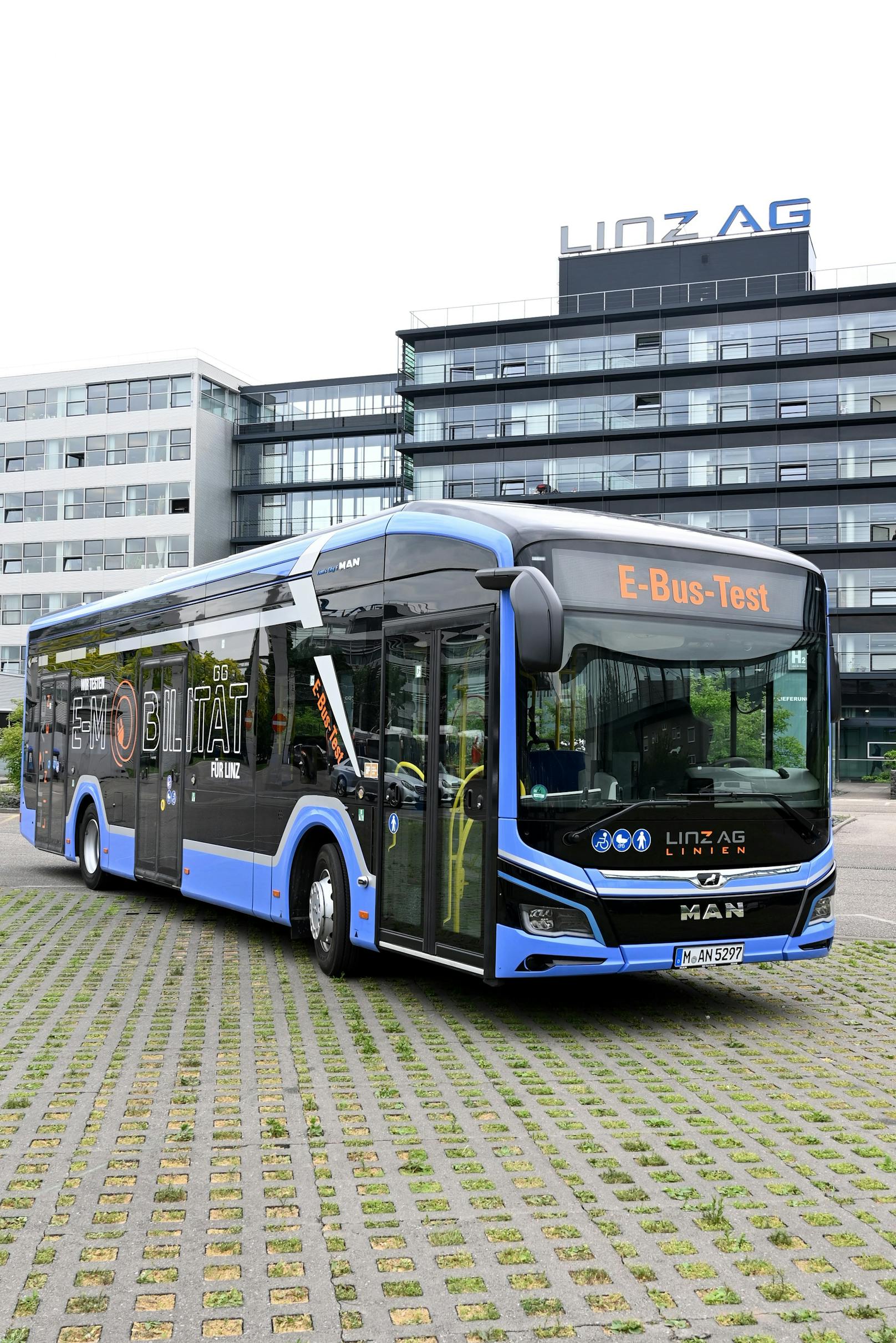 Der Bus im ungewöhnlichen blauen Design.