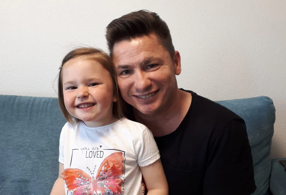 Madlen (4) mit ihrem Papa Roman.