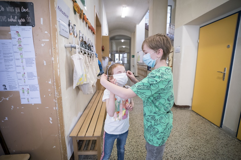 Beim Bewegen in der Schule müssen Schüler Masken tragen.