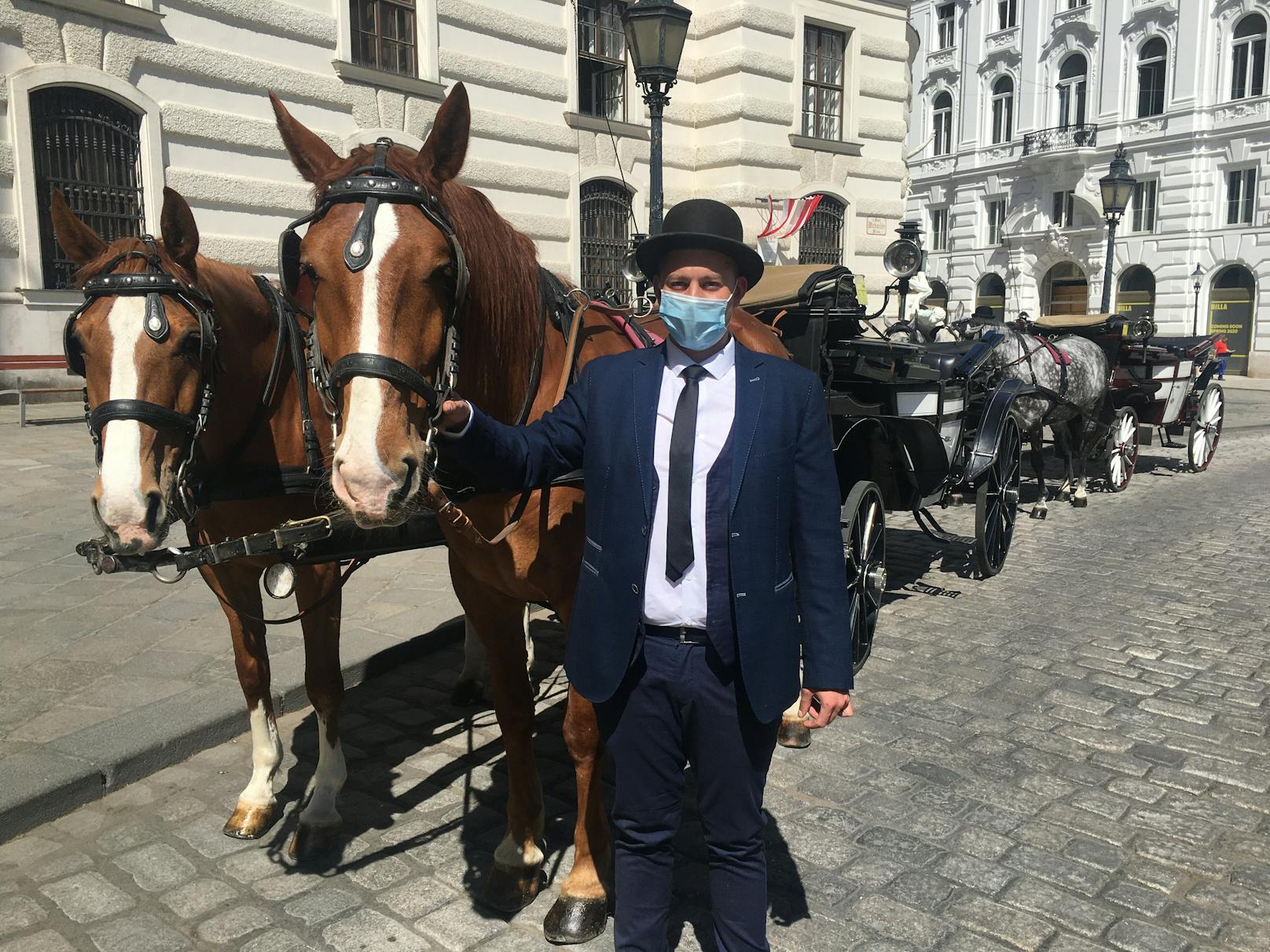 Wir haben uns bereits an die Schutzmasken gewöhnt. Auch dieser Fiakerfahrer im ersten Wiener Bezirk trägt Mund-Nasen-Schutz.