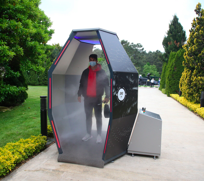 Die Besiktas-Spieler müssen durch die Desinfektions-Dusche.