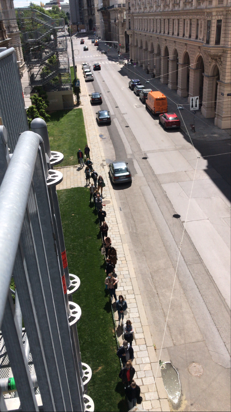 Studenten stehen Schlange für Bücher