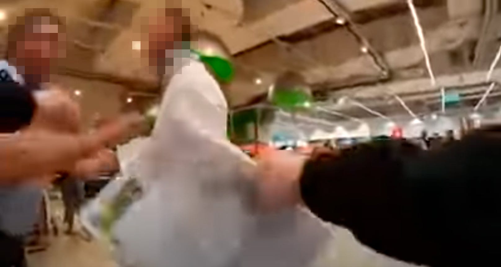 Ein Maskenverweigerer lieferte sich am 9. Mai 2020 in einem Supermarkt in Troisdorf (NRW) eine blutige Schlägerei mit der Polizei.