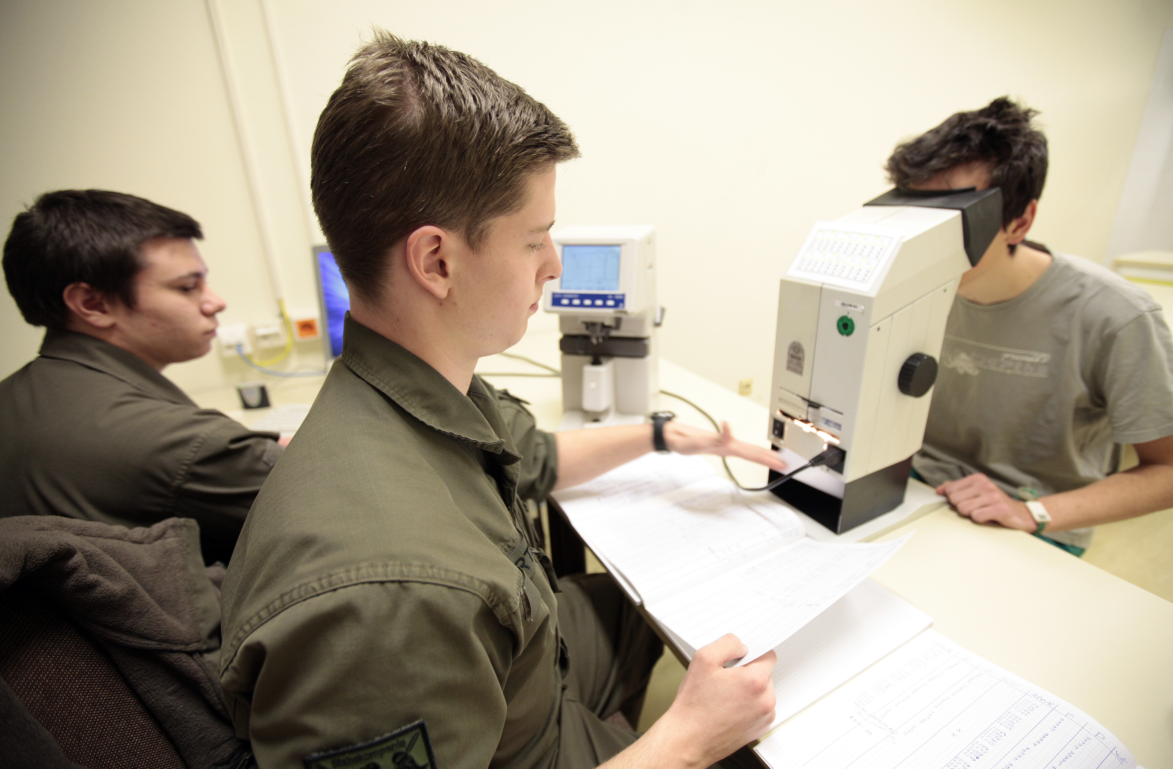 Download von www.picturedesk.com am 12.05.2020 (08:20).  APA3743800-2 - 11052011 - WIEN - �STERREICH: ZU APA-TEXT CI - THEMENBILD - Illustration zum Thema Musterung (Stellung): Ein junger Mann am Donnerstag, 10. M�rz 2011, w�hrend eines Sehtests anl. seiner Musterung in der Wiener Stellungskommission. Jedes Jahr kommen rund 40000 junge M�nner zur Musterung, um sich auf die Tauglichkeit bzw. Untauglichkeit f�r den Wehrpflichtdienst als Soldat testen zu lassen. APA-FOTO: GEORG HOCHMUTH - 20110310_PD6422