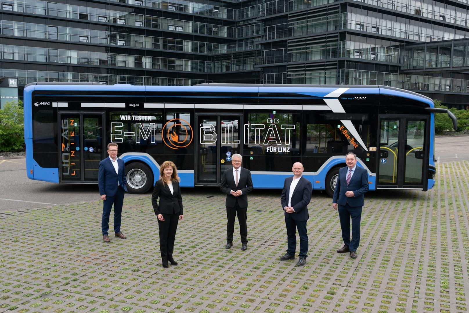 Walter Waldhör, Jutte Rinner (beide LInz AG), Bürgermeister Klaus Luger, Stadt-Vize-Markus Hein und Linz-AG-Chef Erich Hiader (v.li.) vor dem neuen Bus.
