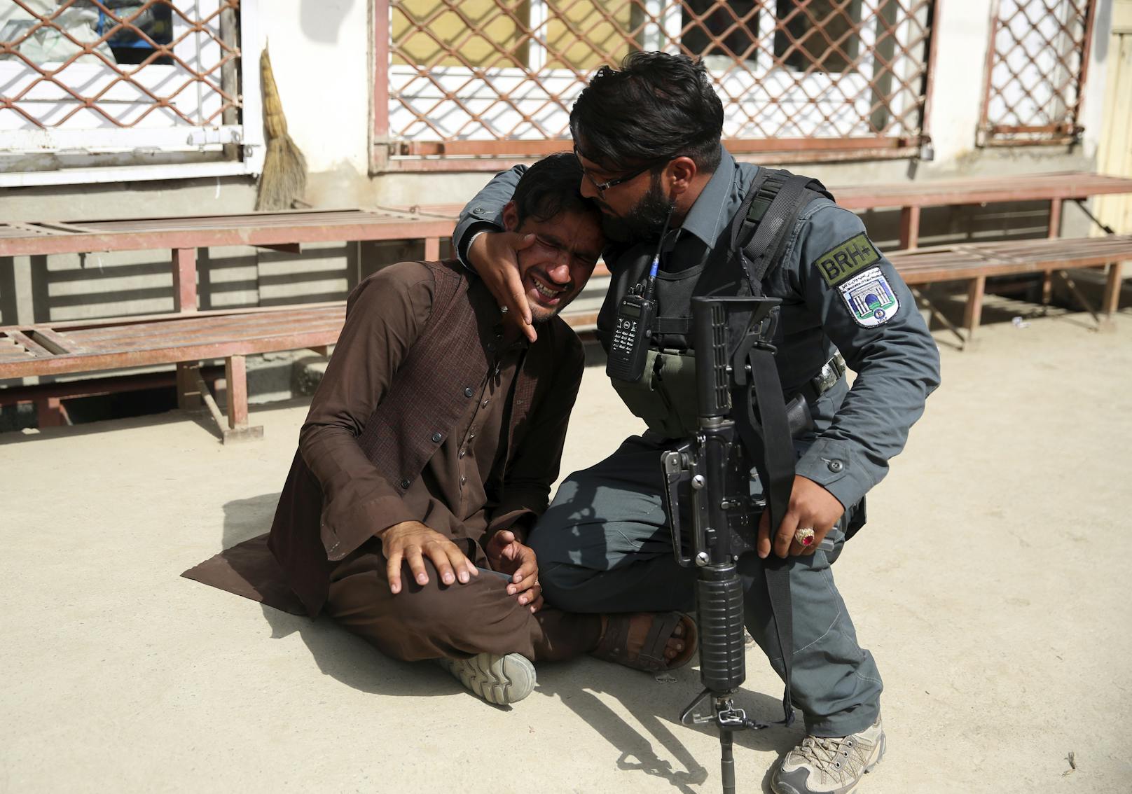 Bewaffnete Attentäter haben am 12. Mai die Entbindungsstation des Dasht-e-Barchi Krankenhauses in Kabul gestürmt und mindestens 14 Menschen getötet. Erst nach stundenlangen Feuergefechten konnten die Angreifer von Spezialeinheiten der Polizei neutralisiert werden.