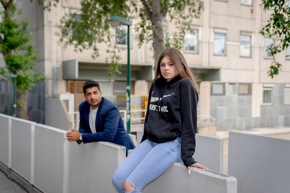 Samantha (16) sucht eine Lehrstelle und wird dabei von Gewerkschafter Sumit Kumar unterstützt.